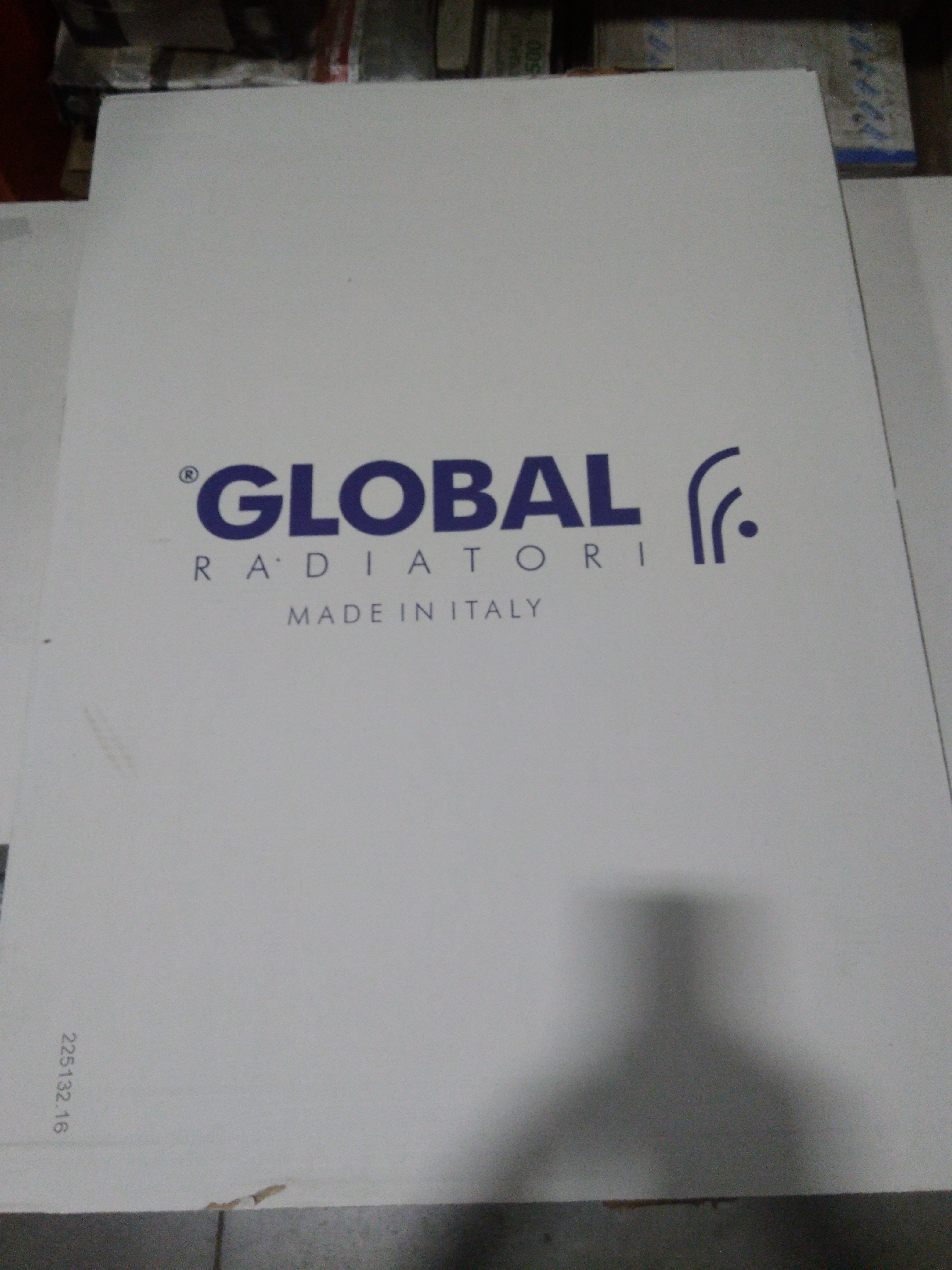 Уцененный товар (нарушена упаковка, скол на крайней секции): Радиатор биметаллический Global STYLE PLUS 500 10 секций боковое подключение (белый RAL 9010)